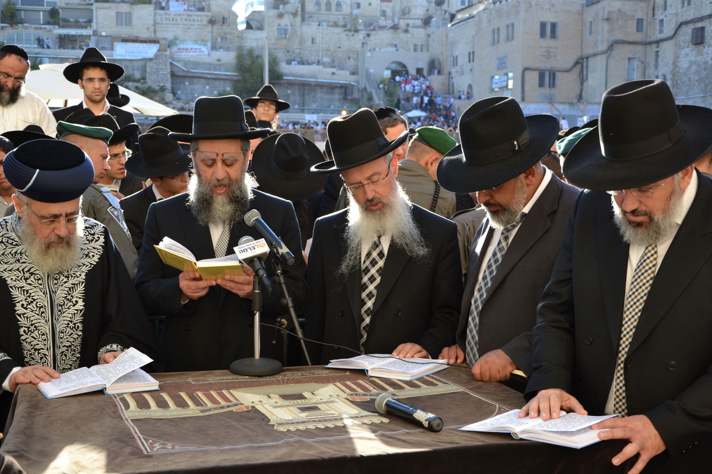 אלפים בעצרת תפילה לרפואת מרן הרב עובדיה יוסף