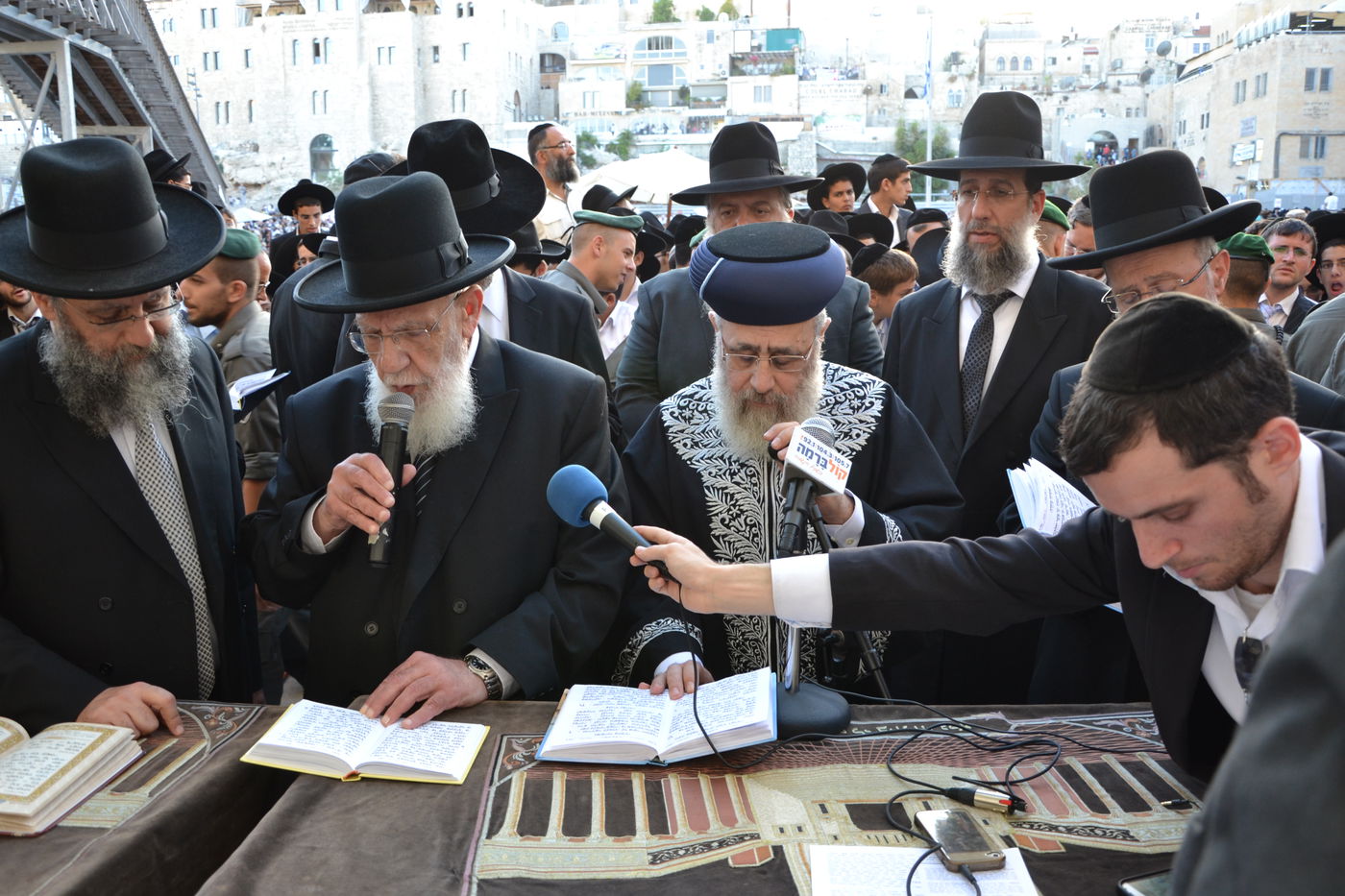 אלפים בעצרת תפילה לרפואת מרן הרב עובדיה יוסף