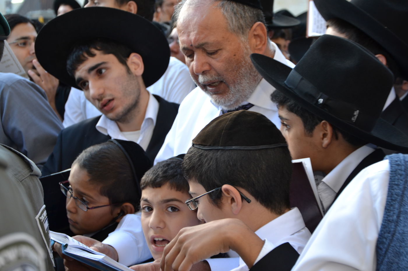 אלפים בעצרת תפילה לרפואת מרן הרב עובדיה יוסף