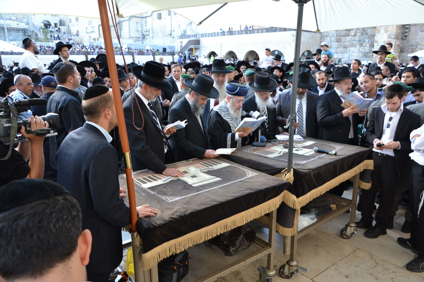 אלפים בעצרת תפילה לרפואת מרן הרב עובדיה יוסף