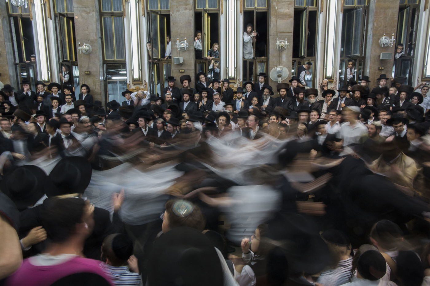 שמחת החג במאה שערים: ריקוד עם ספסל על הכתף • גלריה