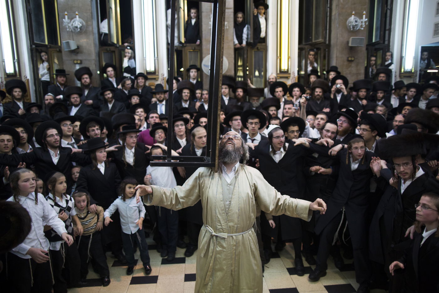 שמחת החג במאה שערים: ריקוד עם ספסל על הכתף • גלריה