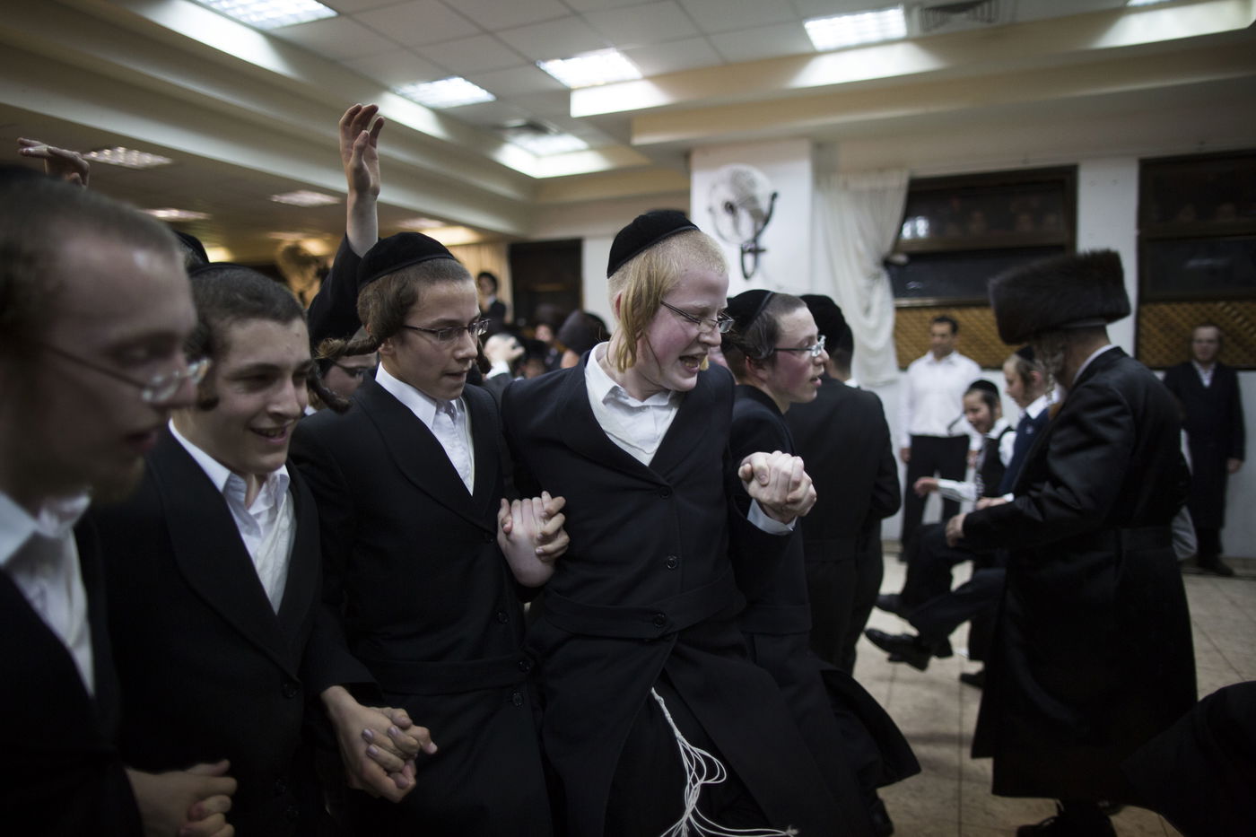 שמחת החג במאה שערים: ריקוד עם ספסל על הכתף • גלריה