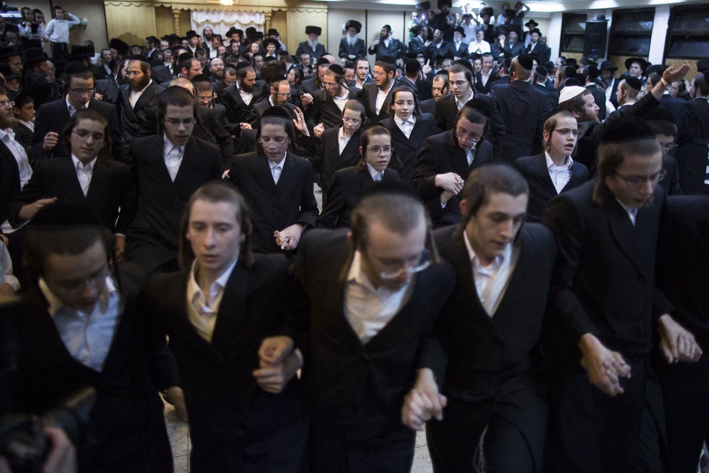 שמחת החג במאה שערים: ריקוד עם ספסל על הכתף • גלריה