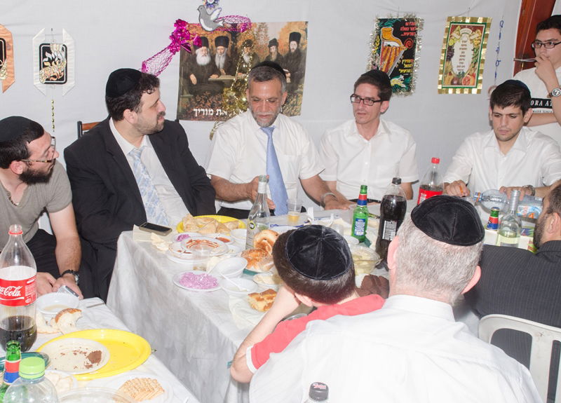 טוב  באלעד: קריספל וישראל פרוש בסוכה אחת