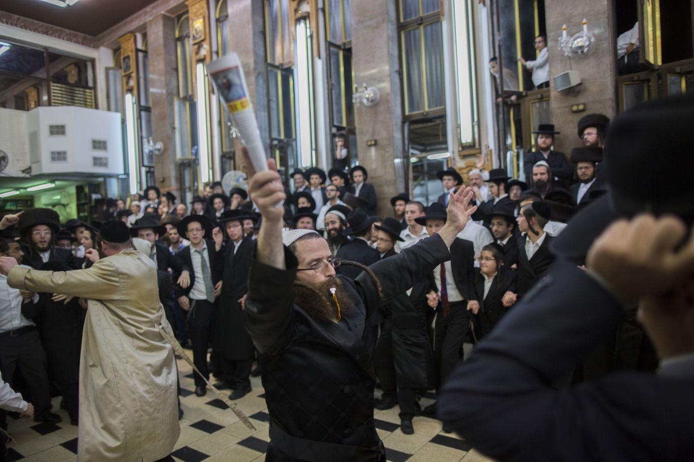 שמחת החג במאה שערים: ריקוד עם ספסל על הכתף • גלריה