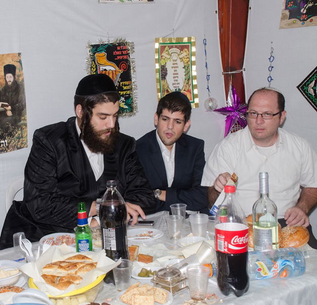 טוב  באלעד: קריספל וישראל פרוש בסוכה אחת