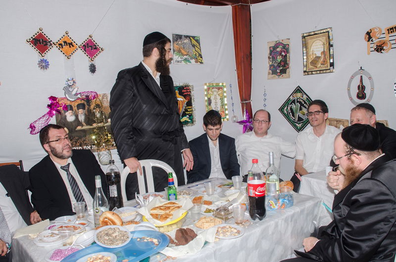 טוב  באלעד: קריספל וישראל פרוש בסוכה אחת