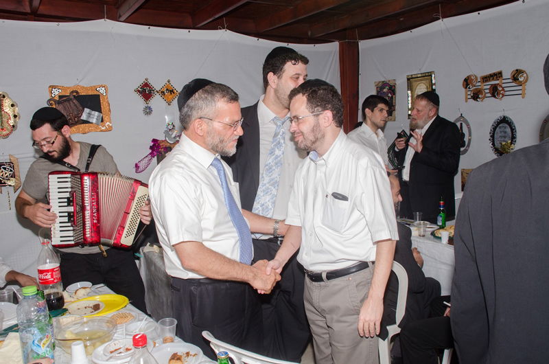 טוב  באלעד: קריספל וישראל פרוש בסוכה אחת