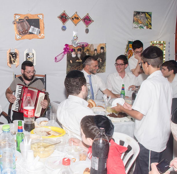 טוב  באלעד: קריספל וישראל פרוש בסוכה אחת