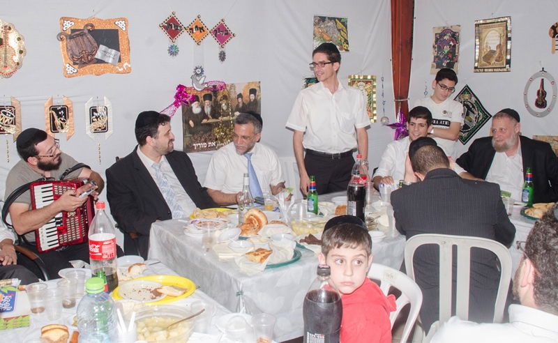 טוב  באלעד: קריספל וישראל פרוש בסוכה אחת