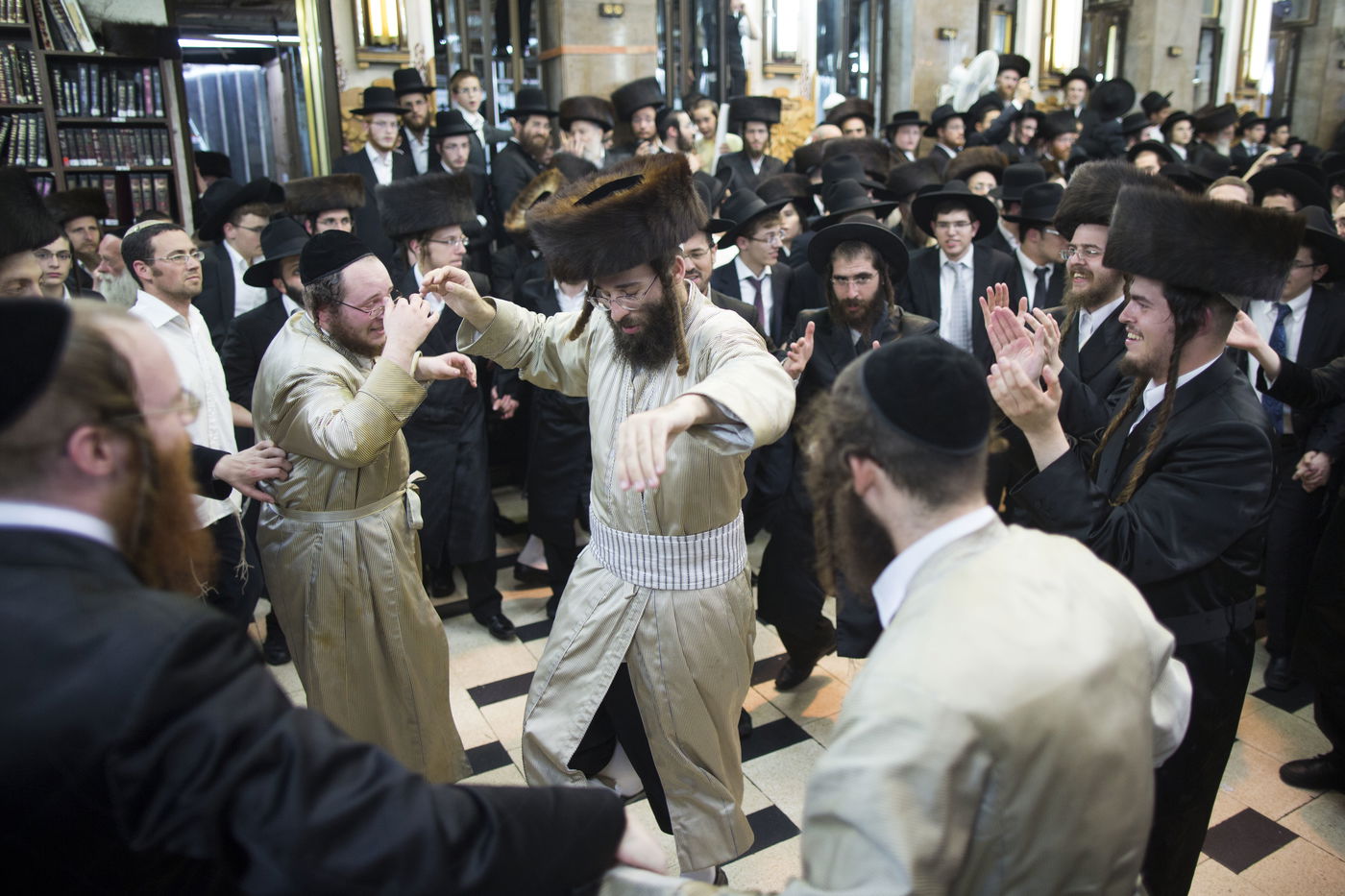 שמחת החג במאה שערים: ריקוד עם ספסל על הכתף • גלריה