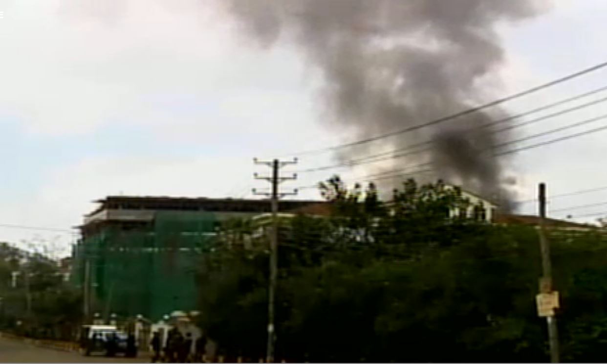 עשן מיתמר מעל גג הקניון