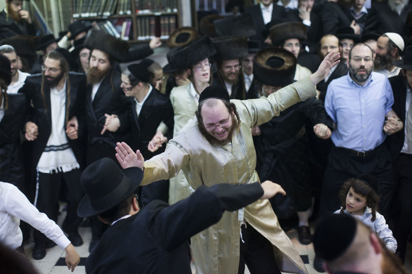 שמחת החג במאה שערים: ריקוד עם ספסל על הכתף • גלריה