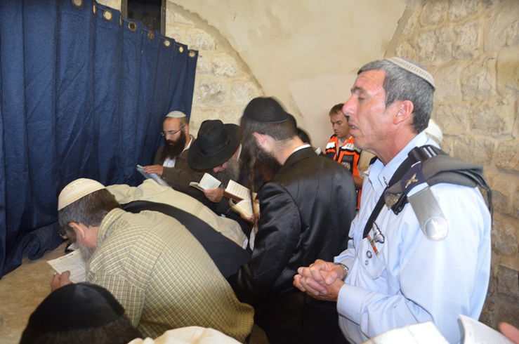 הלילה בקבר יוסף: אלפים התפללו על הגר"ע יוסף