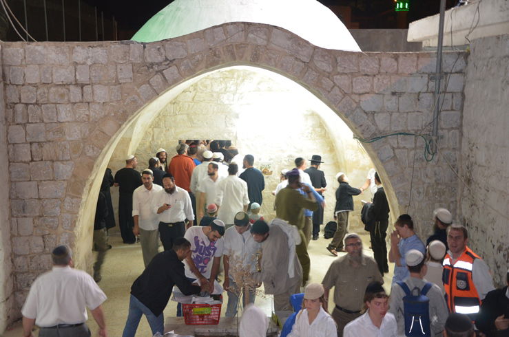 הלילה בקבר יוסף: אלפים התפללו על הגר"ע יוסף