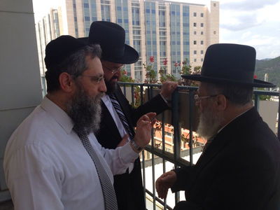 הרב יצחק והרב דוד, בניו של הגר"ע יוסף בבית החולים