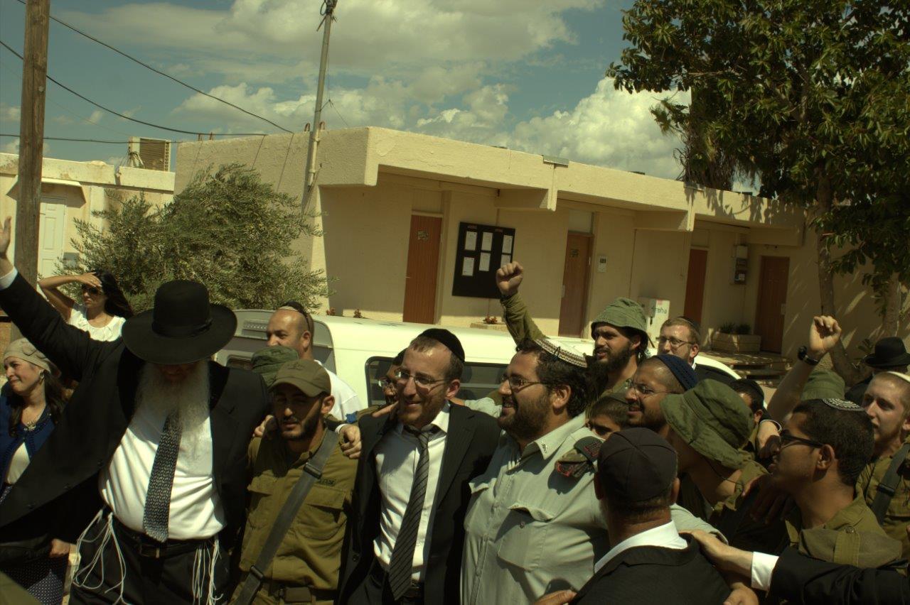 שמחת בית השואבה בנח"ל החרדי: נשק ביד אחת, ס"ת ביד השניה