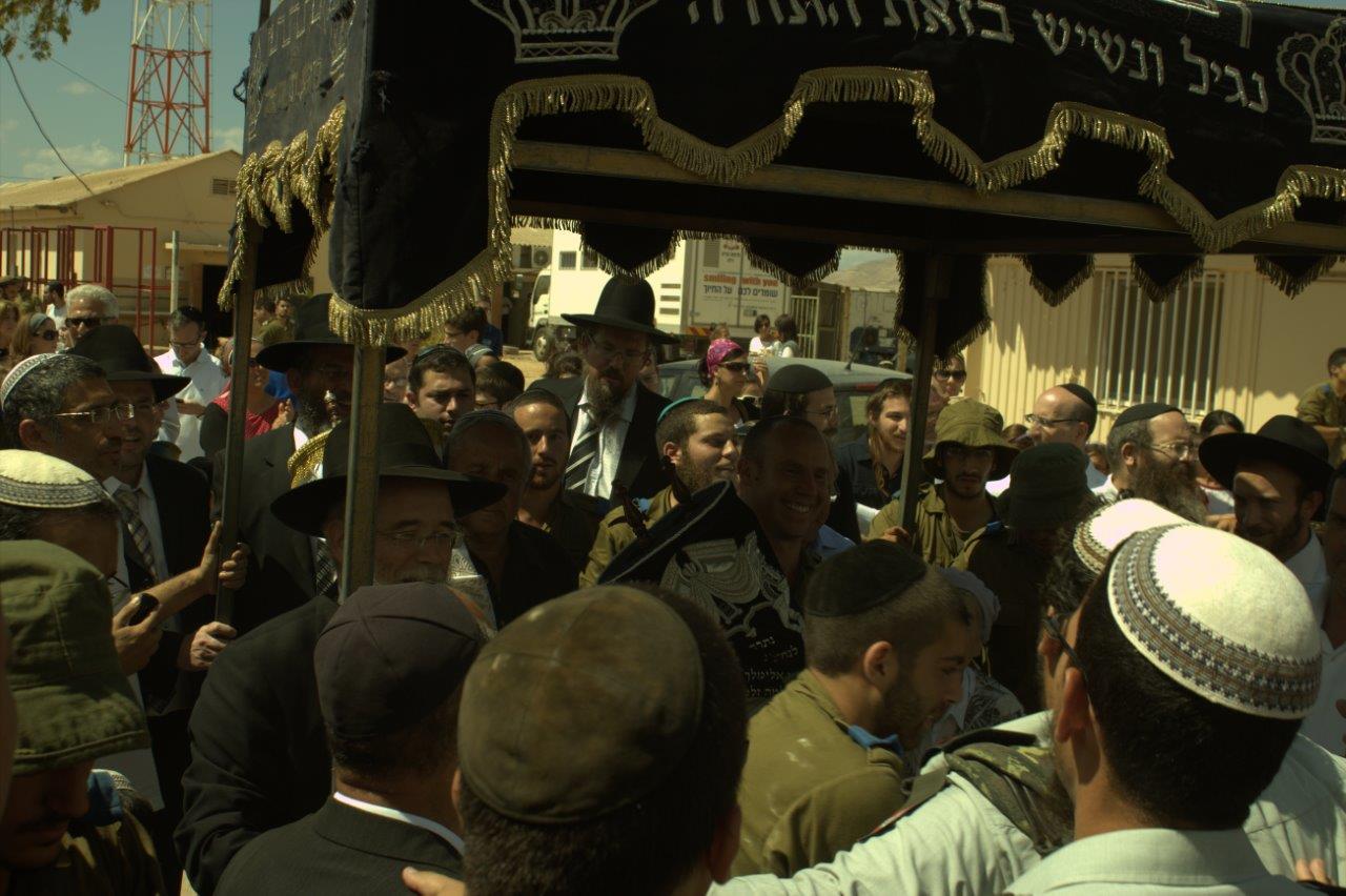 שמחת בית השואבה בנח"ל החרדי: נשק ביד אחת, ס"ת ביד השניה