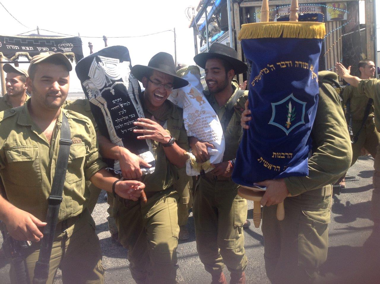 שמחת בית השואבה בנח"ל החרדי: נשק ביד אחת, ס"ת ביד השניה