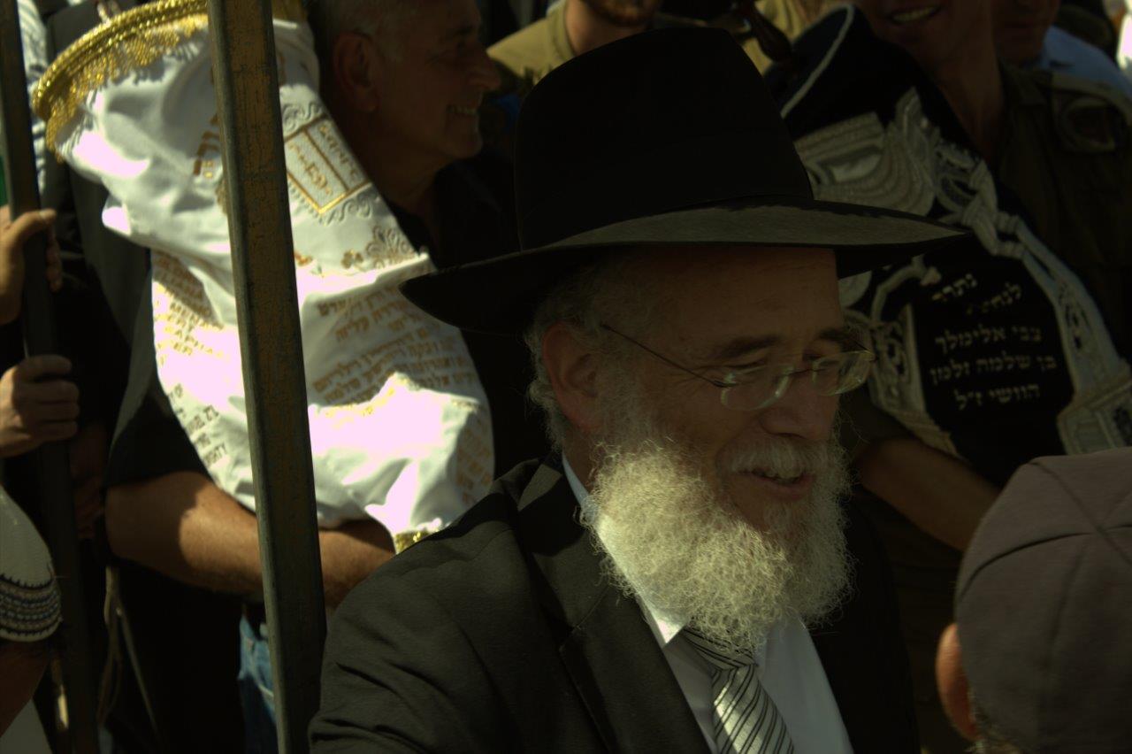 שמחת בית השואבה בנח"ל החרדי: נשק ביד אחת, ס"ת ביד השניה