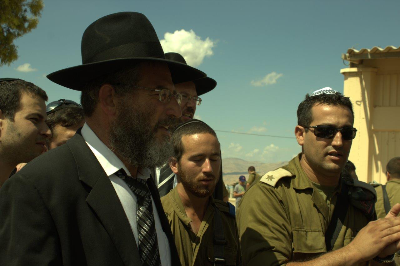 שמחת בית השואבה בנח"ל החרדי: נשק ביד אחת, ס"ת ביד השניה