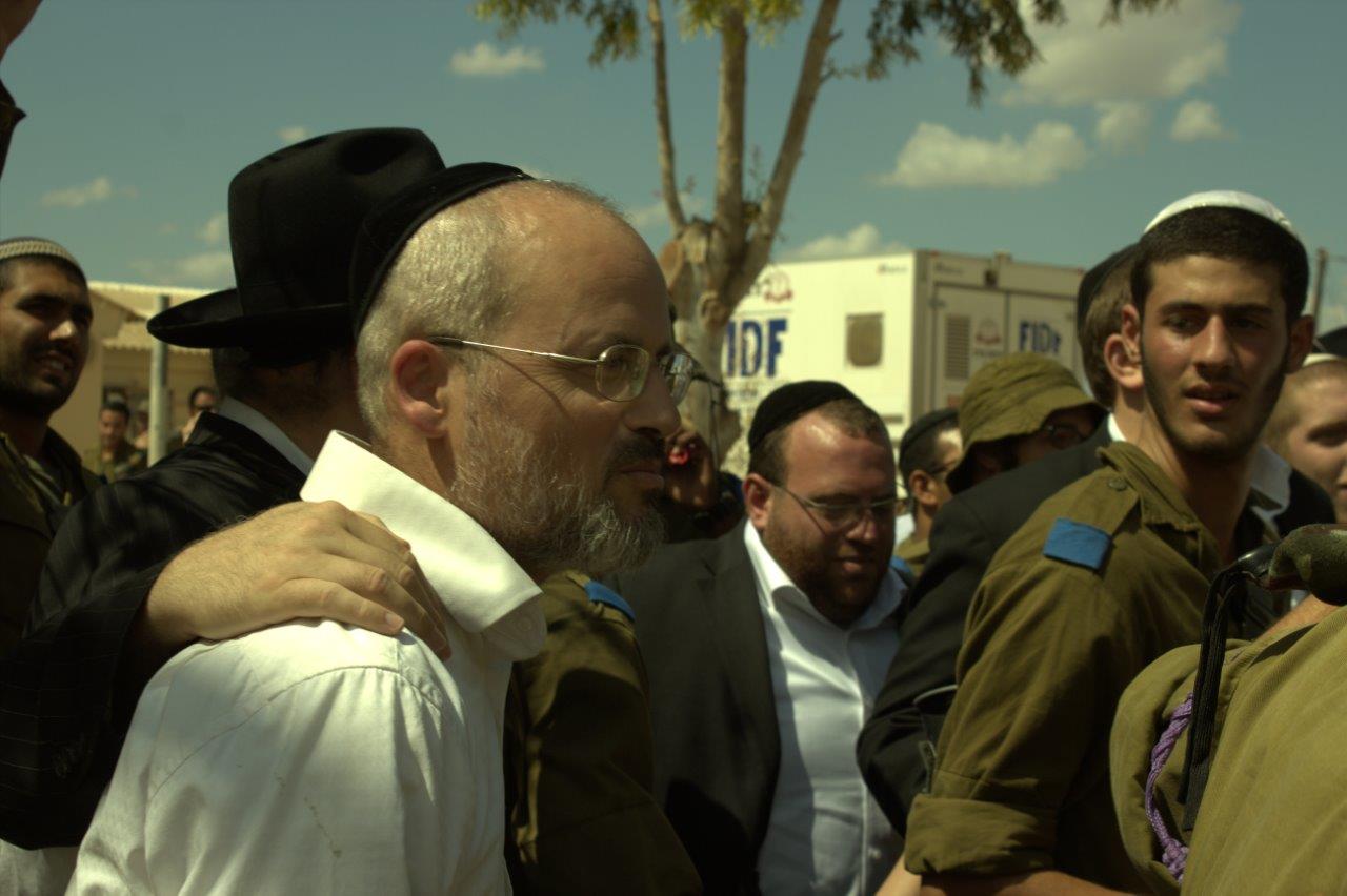 שמחת בית השואבה בנח"ל החרדי: נשק ביד אחת, ס"ת ביד השניה