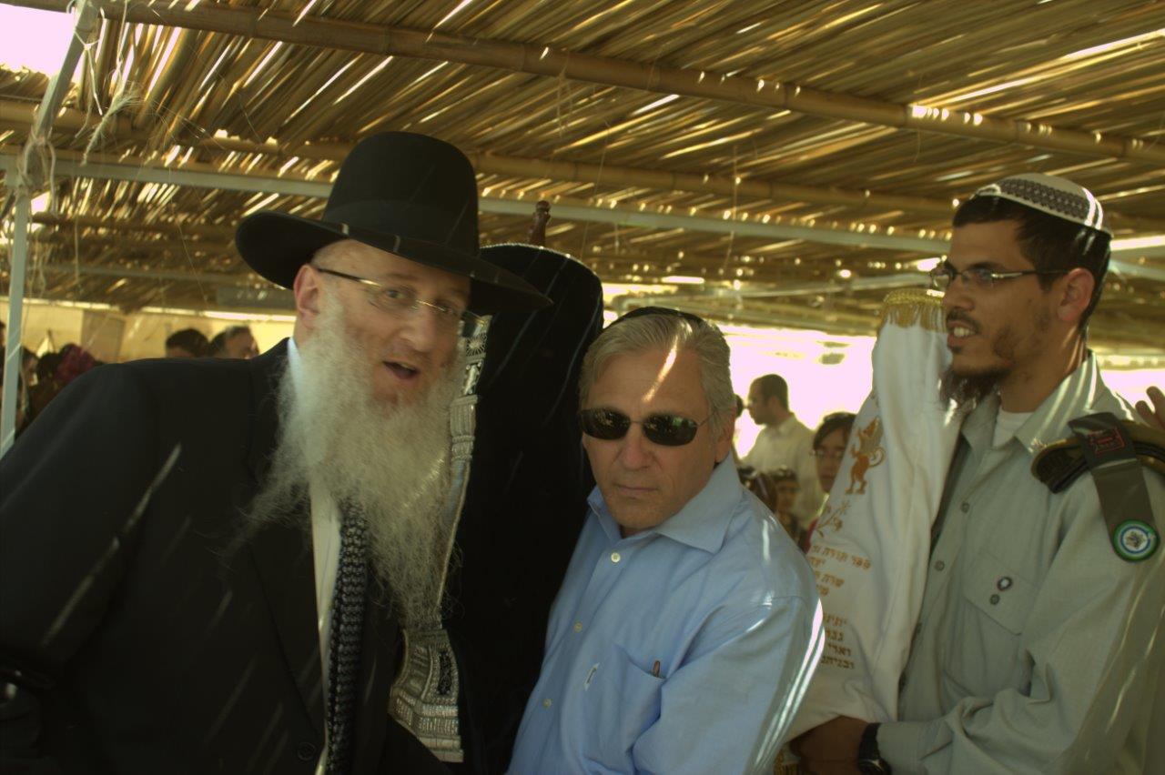 שמחת בית השואבה בנח"ל החרדי: נשק ביד אחת, ס"ת ביד השניה