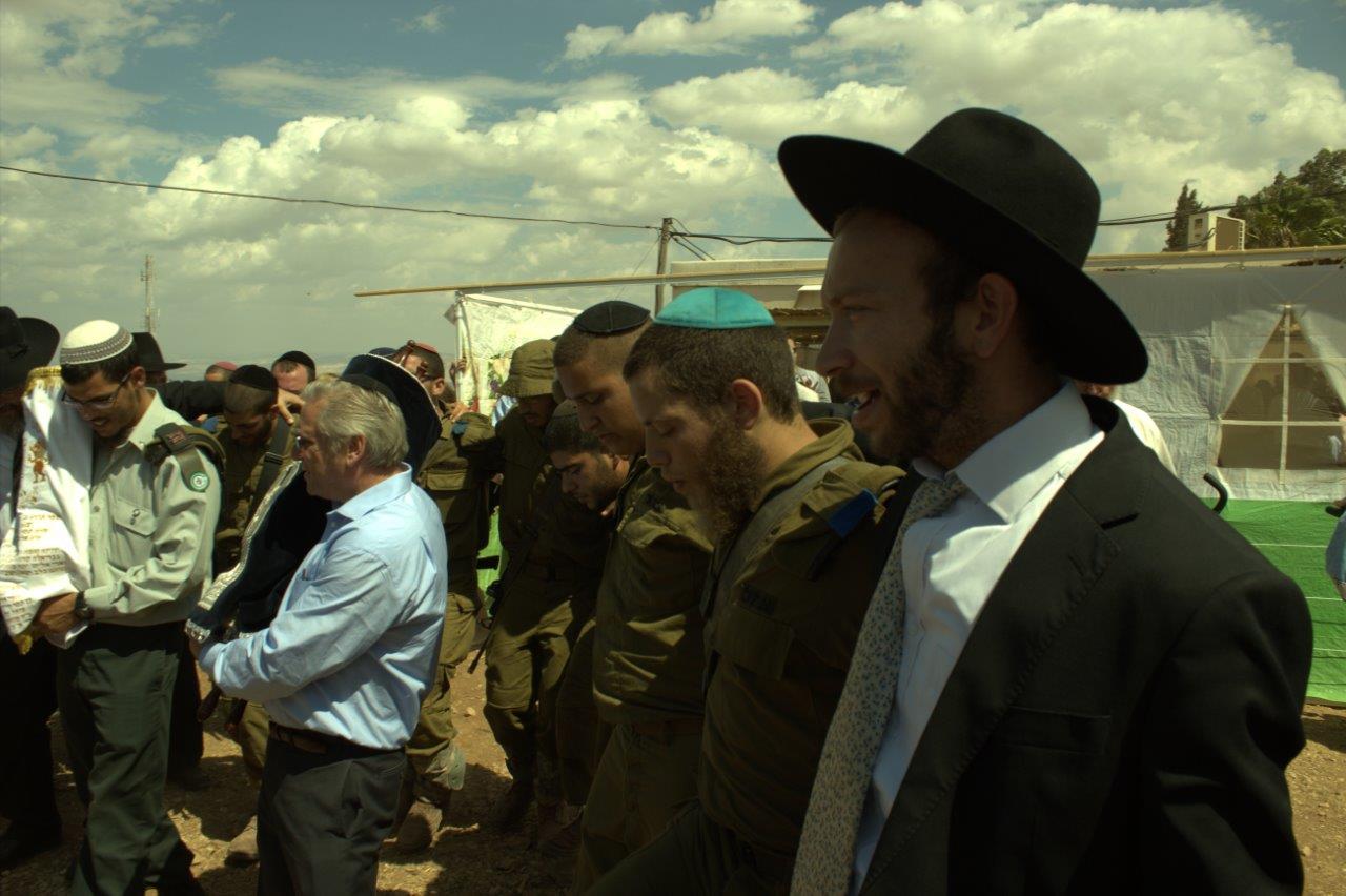 שמחת בית השואבה בנח"ל החרדי: נשק ביד אחת, ס"ת ביד השניה