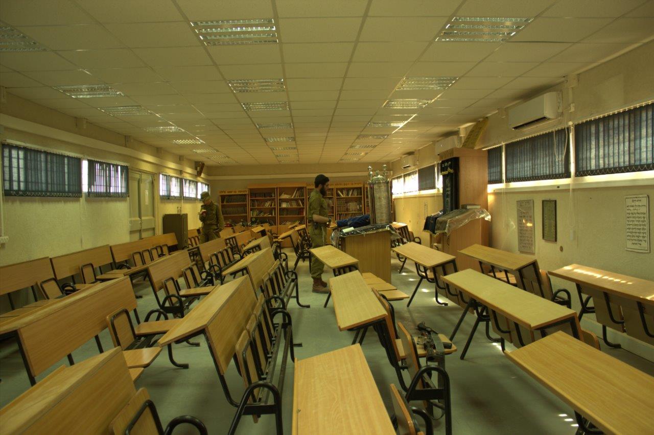 שמחת בית השואבה בנח"ל החרדי: נשק ביד אחת, ס"ת ביד השניה