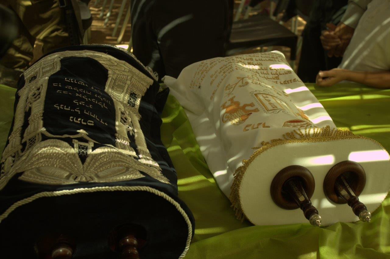 שמחת בית השואבה בנח"ל החרדי: נשק ביד אחת, ס"ת ביד השניה