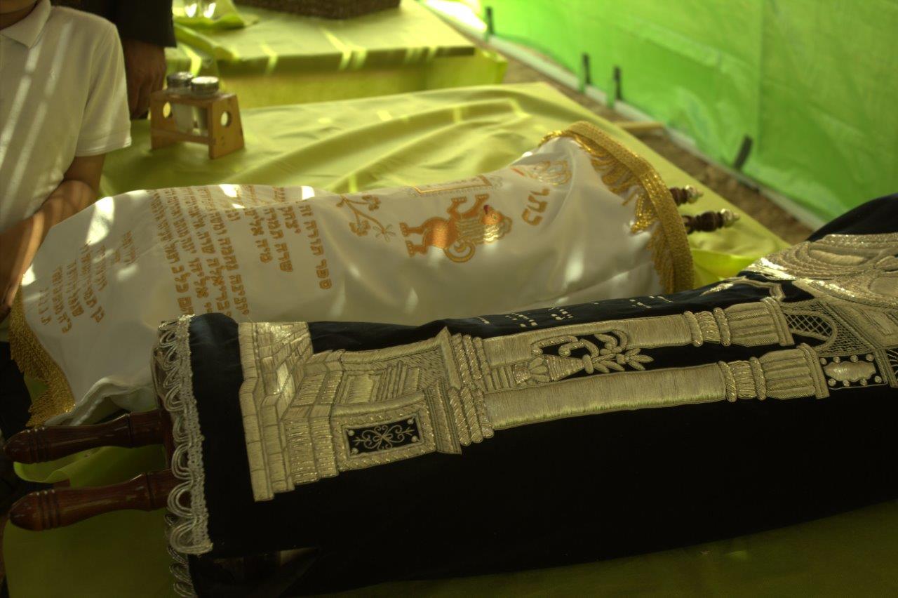 שמחת בית השואבה בנח"ל החרדי: נשק ביד אחת, ס"ת ביד השניה