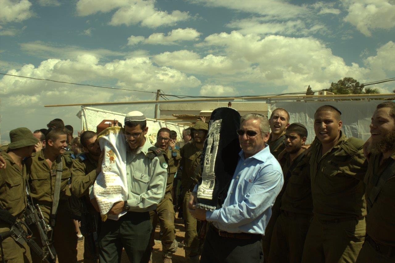 שמחת בית השואבה בנח"ל החרדי: נשק ביד אחת, ס"ת ביד השניה