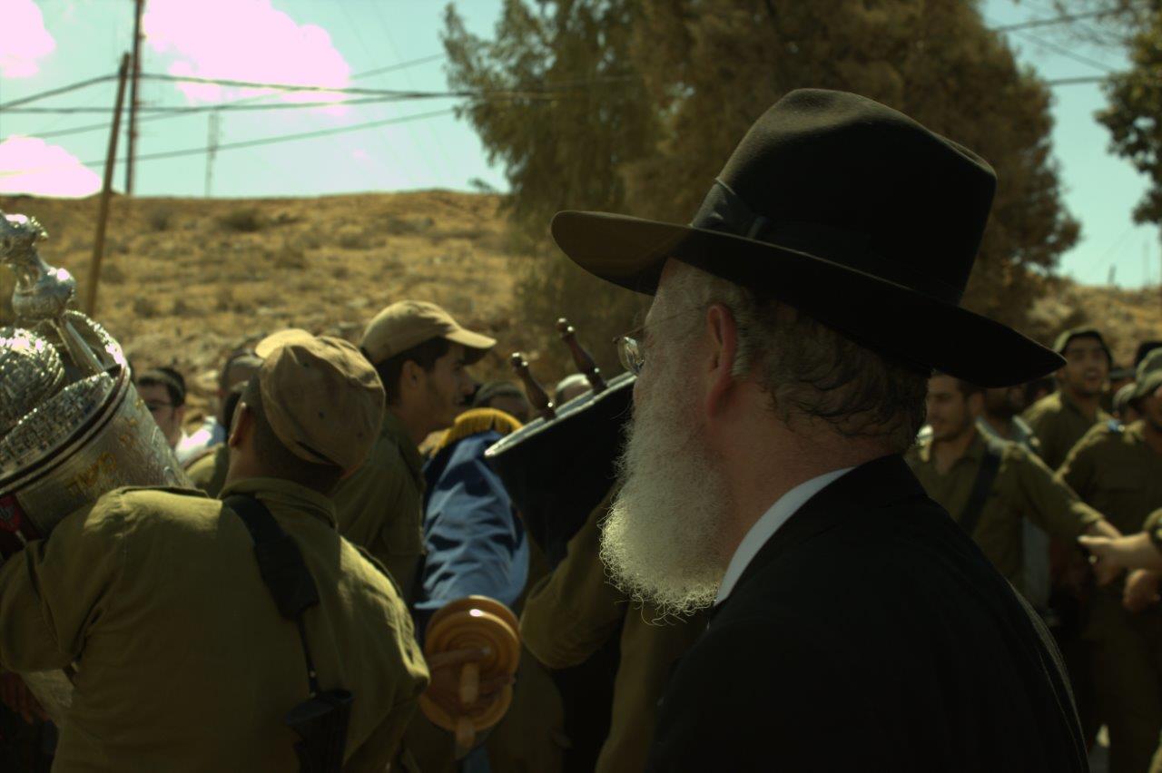 שמחת בית השואבה בנח"ל החרדי: נשק ביד אחת, ס"ת ביד השניה