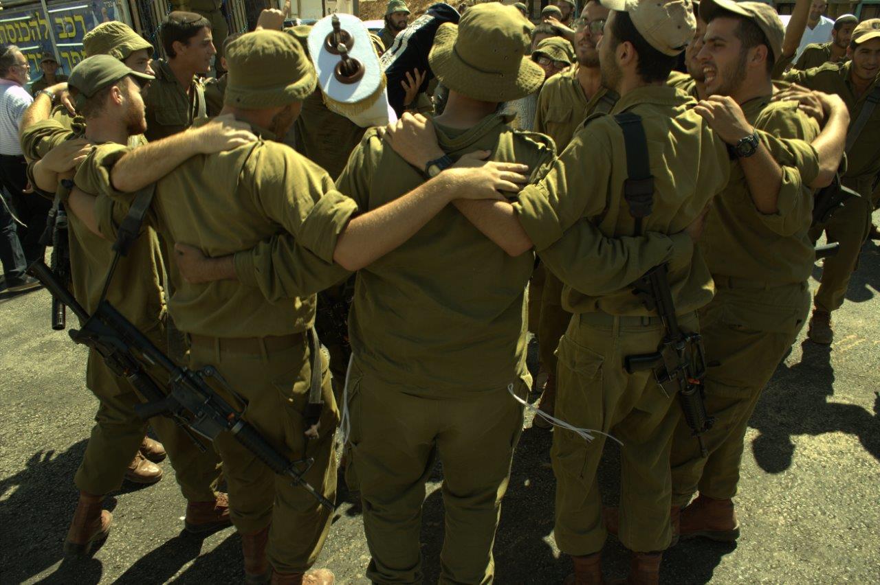 שמחת בית השואבה בנח"ל החרדי: נשק ביד אחת, ס"ת ביד השניה