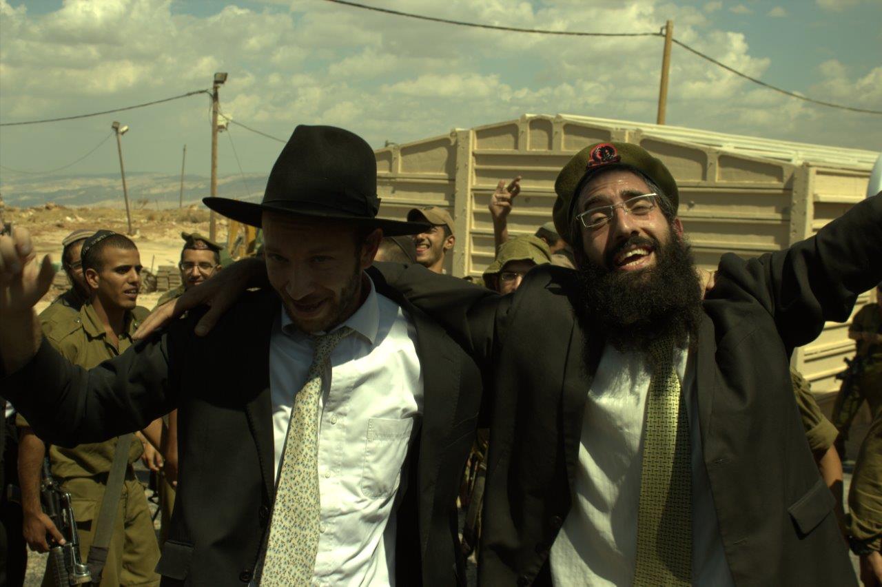 שמחת בית השואבה בנח"ל החרדי: נשק ביד אחת, ס"ת ביד השניה