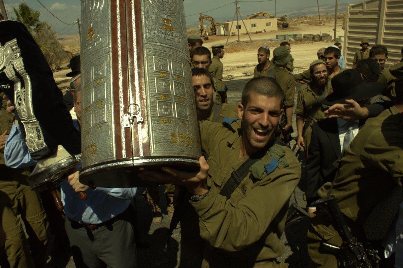 שמחת בית השואבה בנח"ל החרדי: נשק ביד אחת, ס"ת ביד השניה