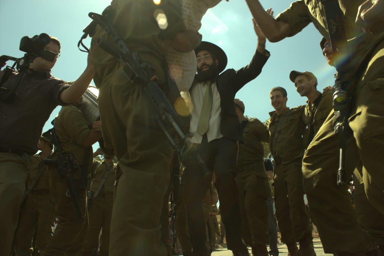 שמחת בית השואבה בנח"ל החרדי: נשק ביד אחת, ס"ת ביד השניה