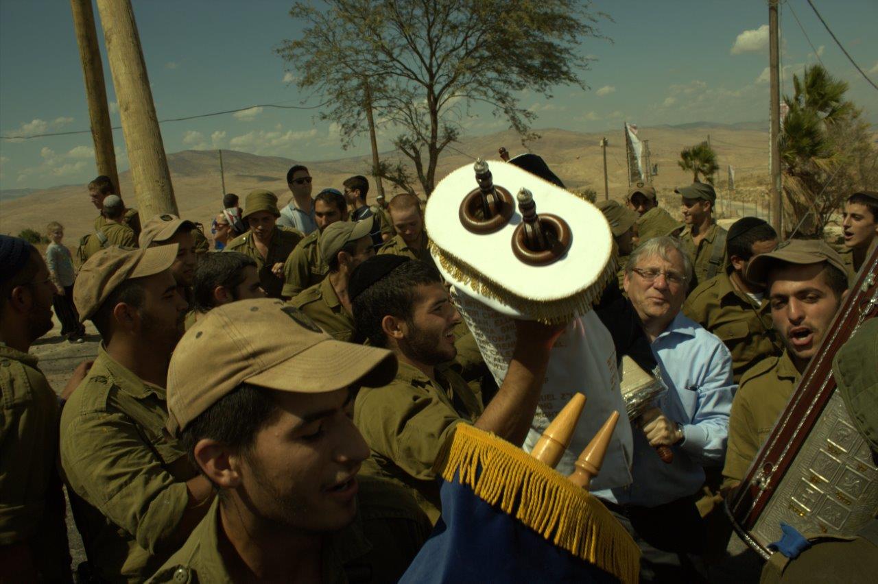שמחת בית השואבה בנח"ל החרדי: נשק ביד אחת, ס"ת ביד השניה