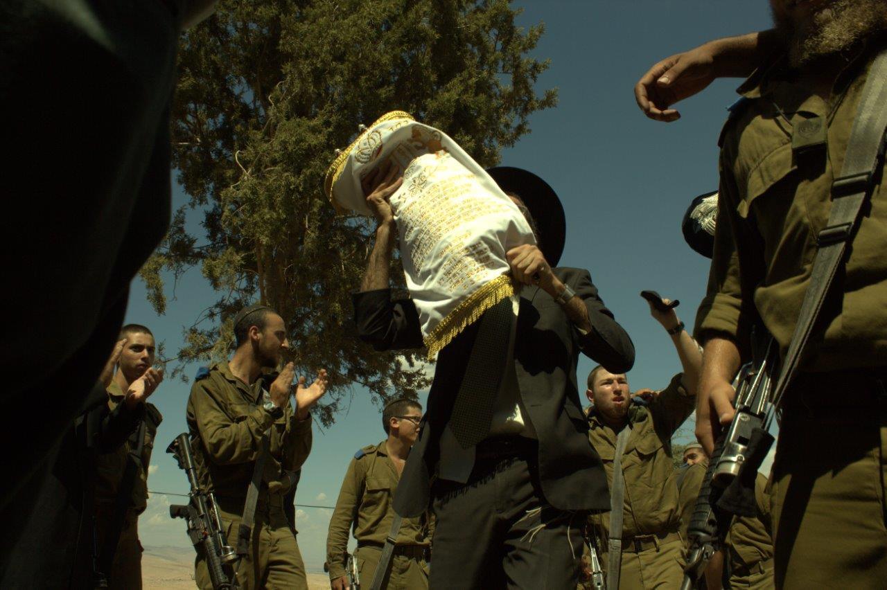 שמחת בית השואבה בנח"ל החרדי: נשק ביד אחת, ס"ת ביד השניה