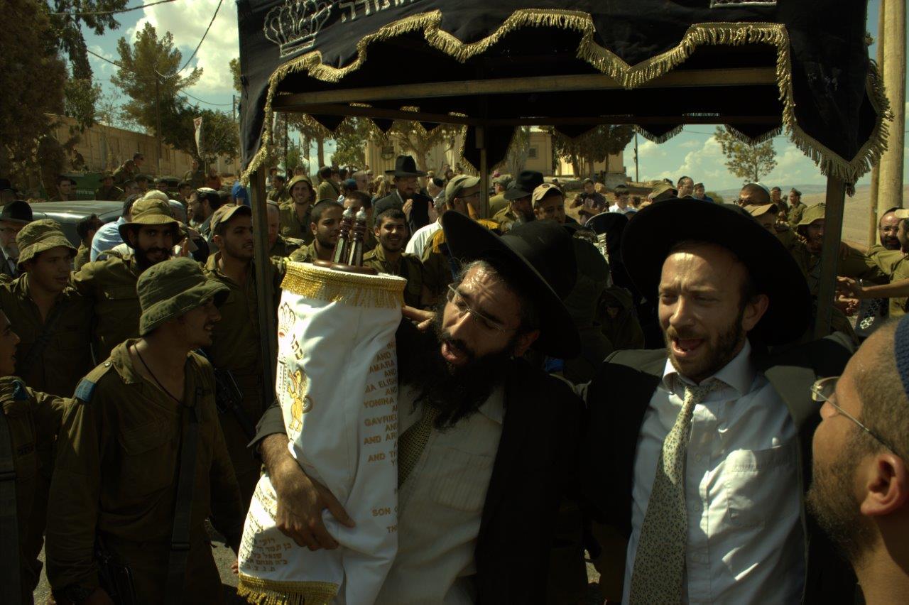 שמחת בית השואבה בנח"ל החרדי: נשק ביד אחת, ס"ת ביד השניה