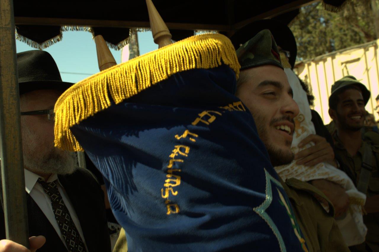 שמחת בית השואבה בנח"ל החרדי: נשק ביד אחת, ס"ת ביד השניה