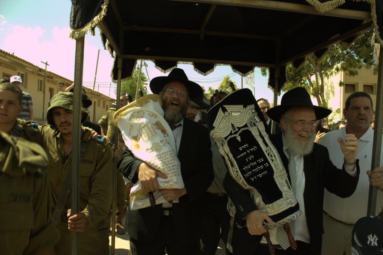 שמחת בית השואבה בנח"ל החרדי: נשק ביד אחת, ס"ת ביד השניה