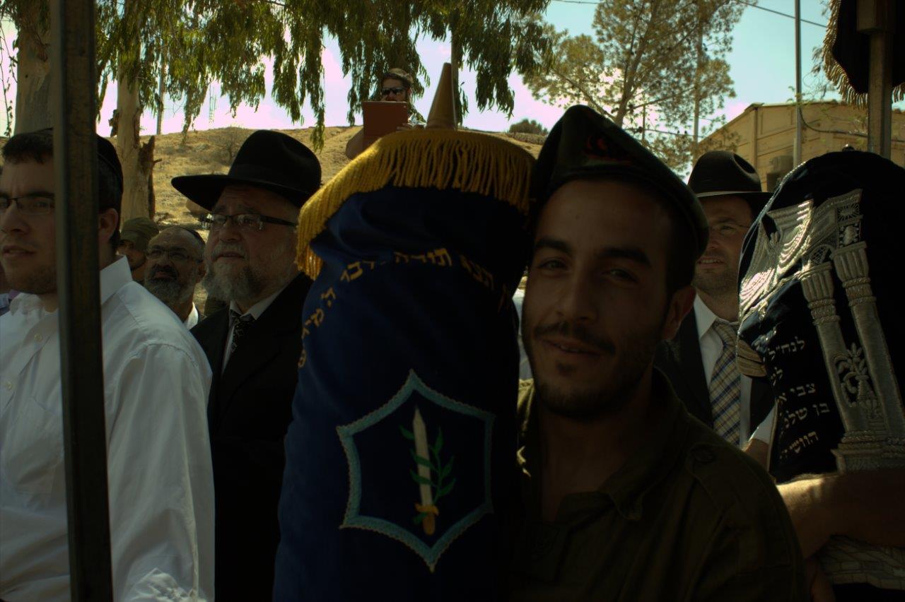 שמחת בית השואבה בנח"ל החרדי: נשק ביד אחת, ס"ת ביד השניה