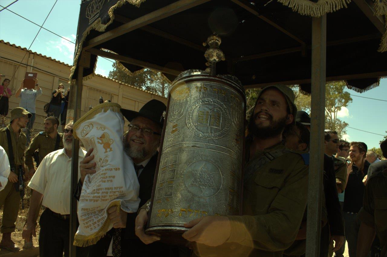 שמחת בית השואבה בנח"ל החרדי: נשק ביד אחת, ס"ת ביד השניה