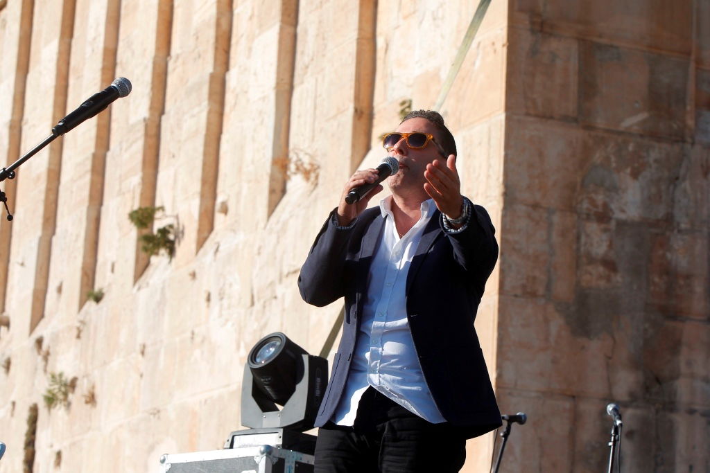 למרות הפיגוע: 30 אלף איש עלו לחברון וזכו למופע מרגש