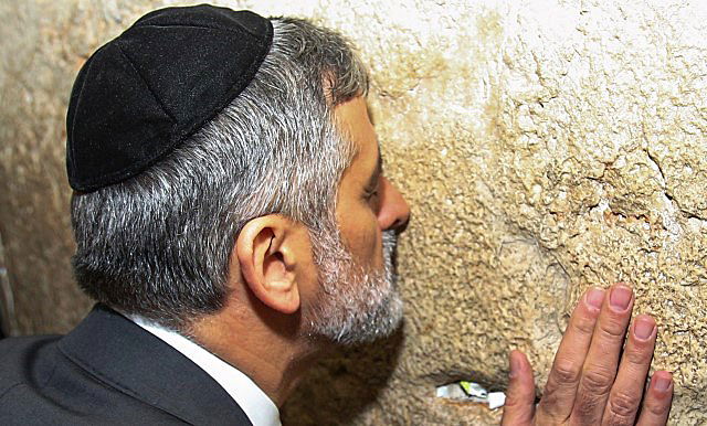 אלי ישי מתפלל