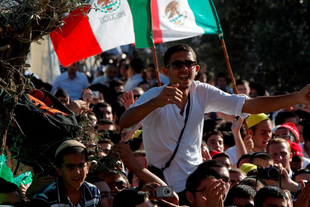 למרות הפיגוע: 30 אלף איש עלו לחברון וזכו למופע מרגש