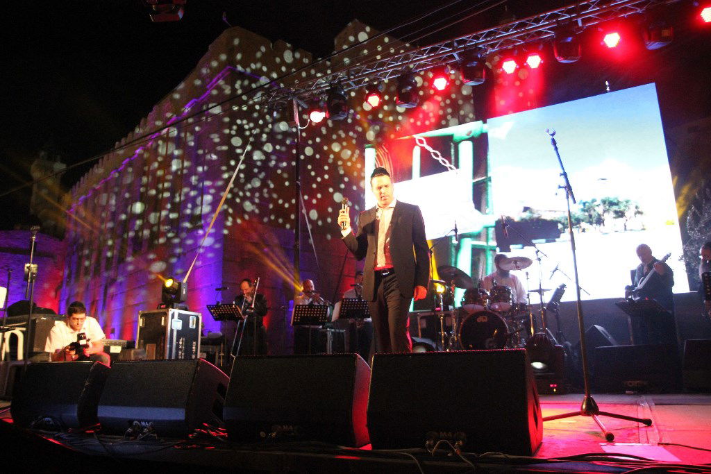 למרות הפיגוע: 30 אלף איש עלו לחברון וזכו למופע מרגש