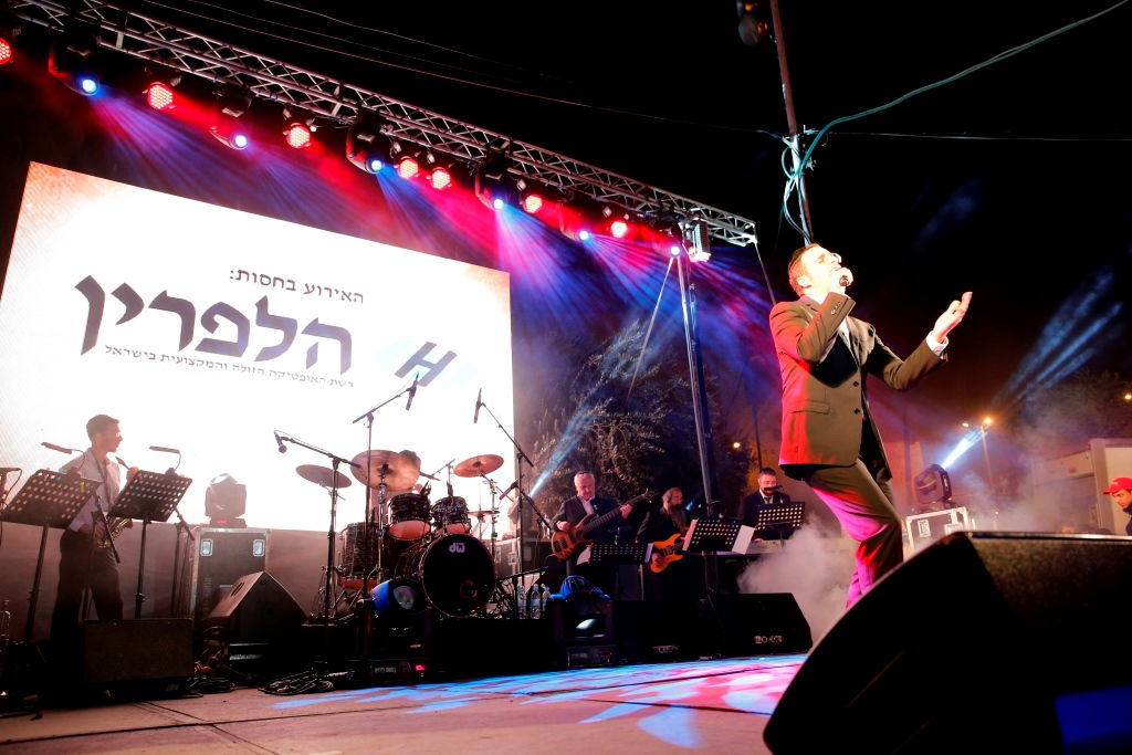 למרות הפיגוע: 30 אלף איש עלו לחברון וזכו למופע מרגש